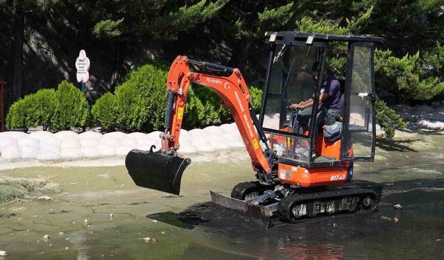 Keçiören Belediyesi parklarda temizlik ve bakım çalışmalarını devam ettiriyor