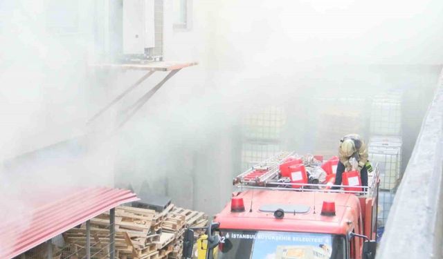 Kimya fabrikasında çıkan yangın 2 saatin sonunda söndürüldü