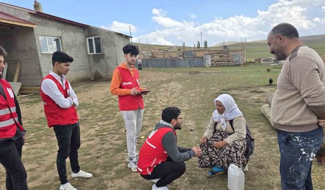 Kızılay gönüllüleri Diyadin’de ihtiyaç sahibi ailelerin umudu oluyor