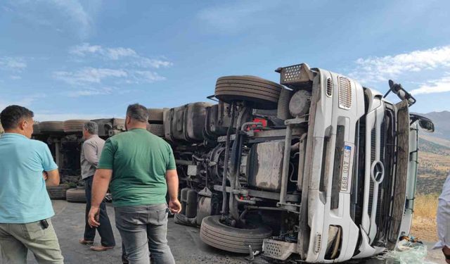 Kömür yüklü tır devrildi: Siirt-Şırnak karayolu trafiğe kapandı