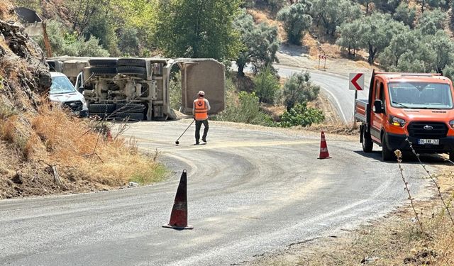 Kontrolden çıkan malzeme yüklü kamyon devrildi: 1 yaralı