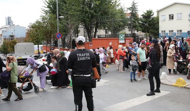 Küçükçekmece zabıtasından okul önlerinde denetim