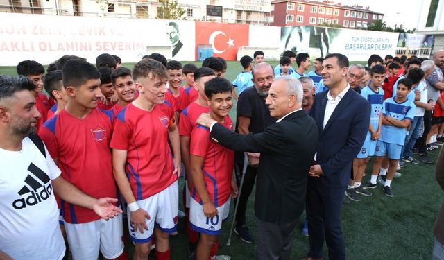 Küçükçekmece’de U14-U16 Futbol Turnuvası kupa töreni düzenlendi