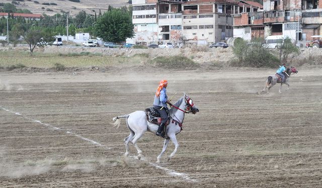 Kula’da atlı cirit müsabakaları nefes kesti