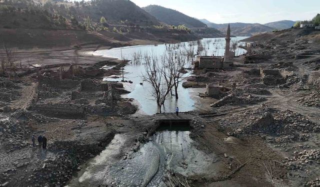 Kuraklık 14 yıl sonra asırlık köyü ortaya çıkarttı