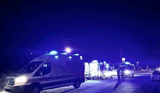 Kütahya’da işçi servisi ile otomobil çarpıştı: 10 yaralı