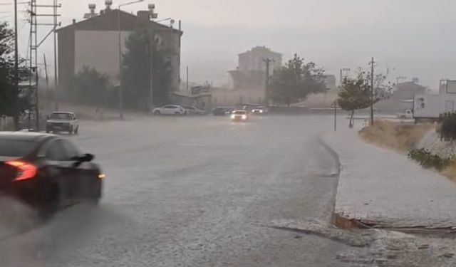 Malatya’da sağanak etkili oldu, yollar göle döndü