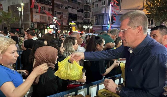 Manisa’da 3 ton üzüm ve litrelerce üzüm şırası dağıtıldı