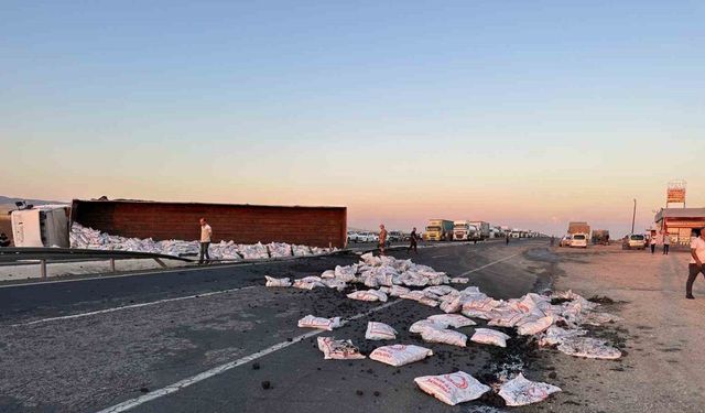 Mardin’de kömür yüklü tır devrildi: 1 yaralı