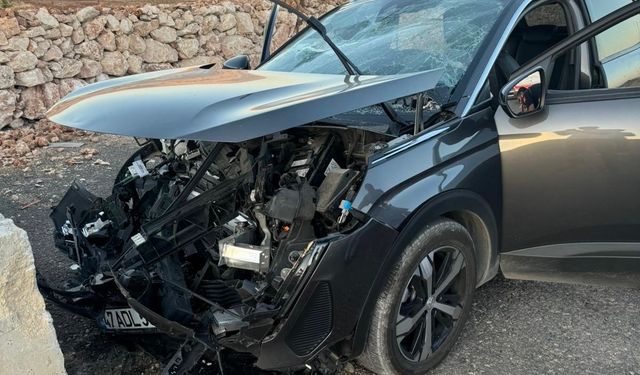 Mardin’de otomobil bariyere çarptı: 3’ü çocuk 7 yaralı