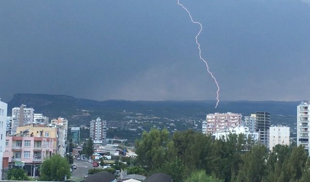 Mersin’in yüksek kesimlerinde yağmur, sahilde yıldırımlar etkili oldu