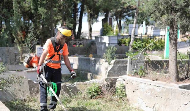 Mezarlıklarda bakım ve onarımı yapılıyor