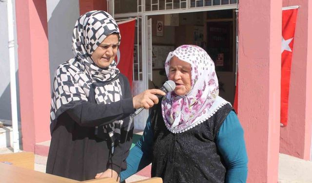 Mezun olduğu okulda 59 yıl sonra şiir okudu