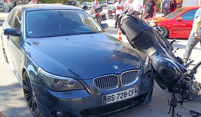 Motosikletin otomobilin üzerine çıktığı kazada sürücü ağır yaralandı