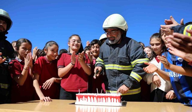 Muhtar ve öğrencilerden itfaiye erlerine pastalı sürpriz