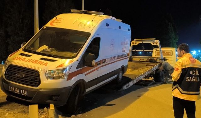 Muş’ta ambulans kaza yaptı: 2 yaralı