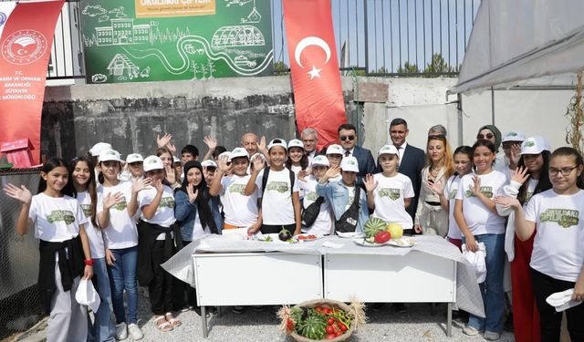 Öğrenciler ektiklerini hasat etti