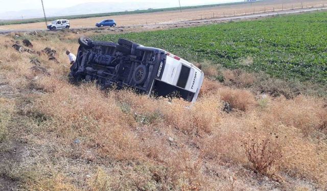 Öğretmen servisi şarampole devrildi: 10 yaralı