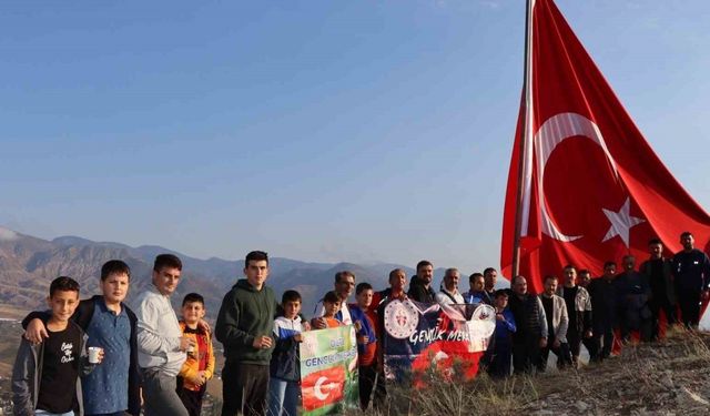 Oltu protokolü Sitare Dağı’na tırmandı