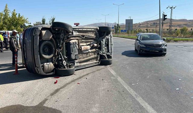 Otomobilin çarptığı cip yan yattı: 1 yaralı