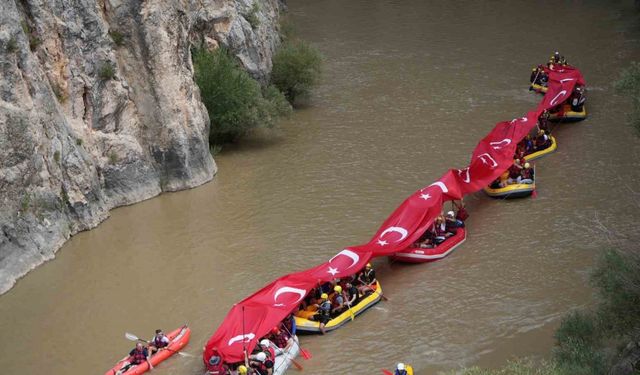 Rafting yapan gaziler Karasu Nehri’nde 50 metre uzunluğunda Türk bayrağı açtı