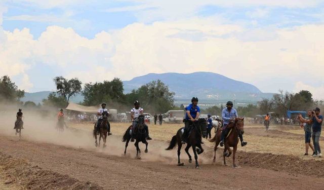 Rahvan atlar, Tavas’ta pistin tozunu attırdı