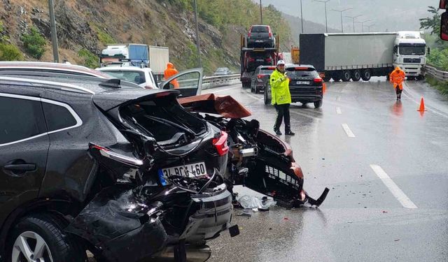 Samsun’da 7 araçlı zincirleme kaza: 1’i ağır 6 yaralı