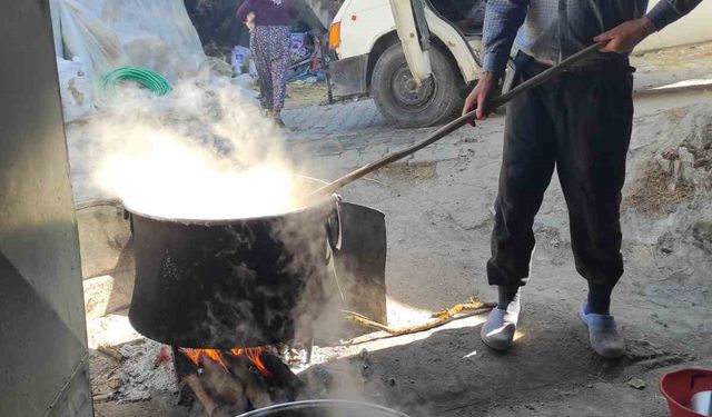 Selendi’de şifa kaynağı pekmez kaynatılmaya başlandı