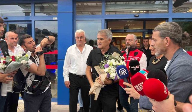 Şenol Güneş, Trabzon’da çiçeklerle karşılandı