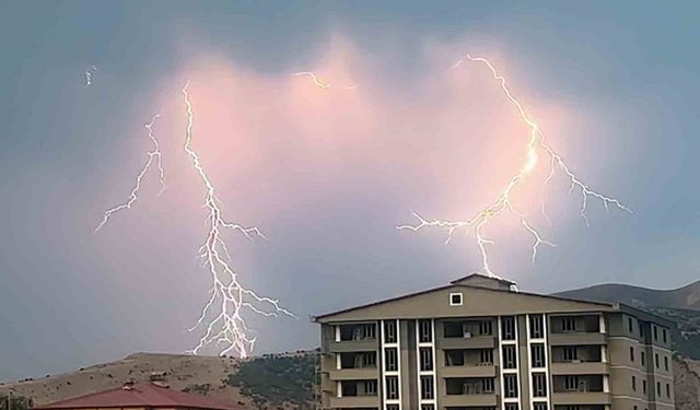 Şimşeklerle aydınlanan Tatvan’da şiddetli yağmur taşkınlara sebep oldu