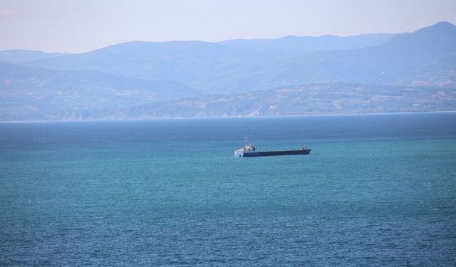 Sinop açıklarında batma tehlikesi geçiren kuru yük gemisi kurtarıldı