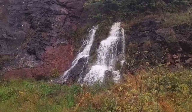 Sinop’taki yağışların ardından kayalık alanda şelale oluştu