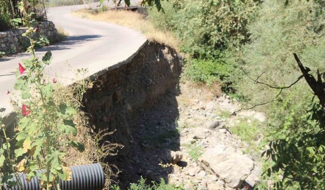 Şırnak’ta akarsu toprağı aşındırdı, köy yolu havada kaldı