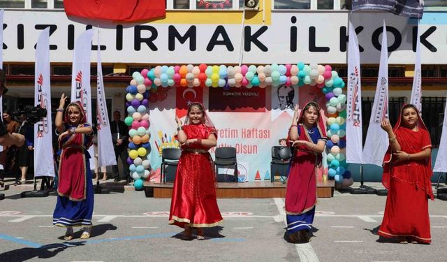 Sivas’ta İlköğretim Haftası coşkuyla kutlandı