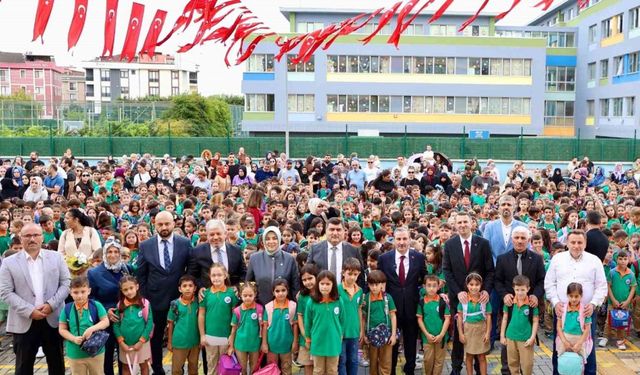 Sultanbeyli Belediyesi öğrencilere kırtasiye seti dağıttı