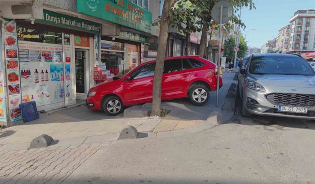 Sultangazi’de faciadan dönüldü: Fren yerine gaza basan sürücü marketin önüne düştü