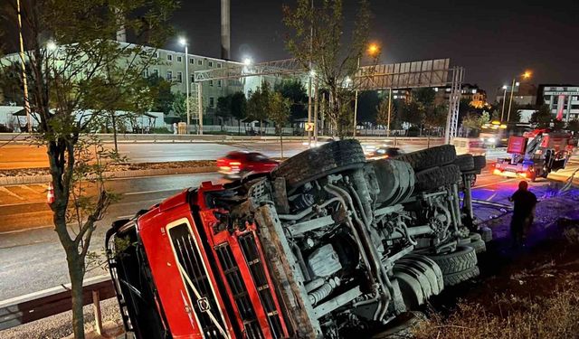 Sultangazi’de karşı şeride geçen hafriyat kamyonu, bariyere çarparak devrildi