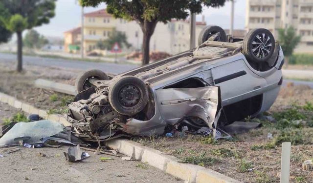 Takla atan araçta kazayı şans eseri yaralı atlattılar