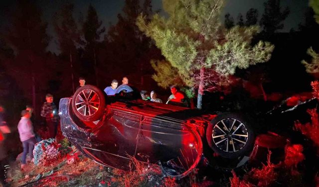 Takla atan otomobilin cam tavanından fırlayan sürücü ağır yaralandı