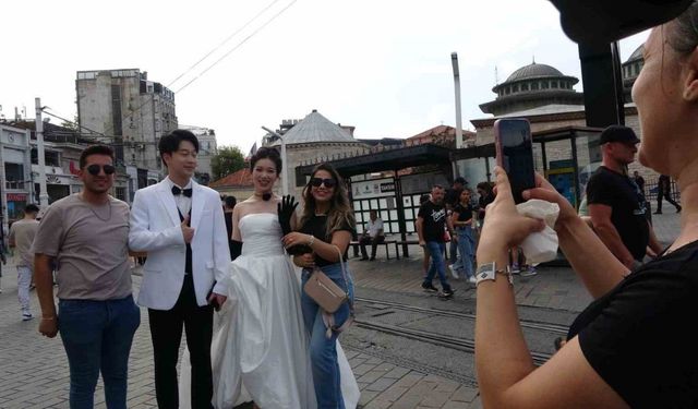 Taksim’de düğün fotoğrafı çektiren Çinli çift ilgi odağı oldu