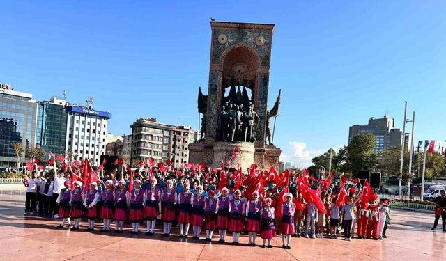 Taksim’de yeni eğitim öğretim yılı nedeniyle tören düzenledi