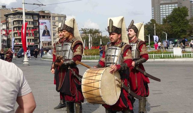 Taksim’de Yeniçeriler dizinin yeni sezonunu duyurdu, vatandaşlar o anları kayda aldı