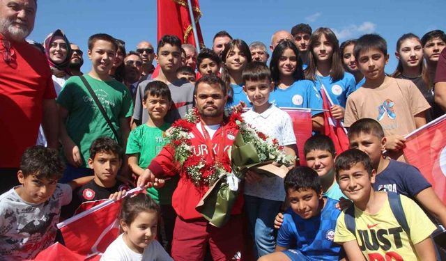 Tarihe geçen milli sporcu Abdullah Kayapınar halaylarla karşılandı