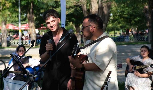 Tatvan Gençlik Merkezi’nin gitar kursu öğrencilerinden sahilde konser