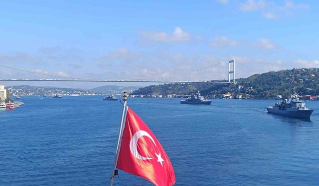 TCG Anadolu ile birlikte 15 savaş gemisi İstanbul Boğazı’ndan geçti