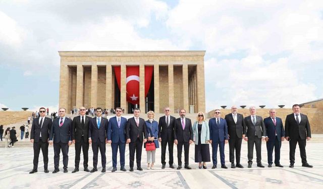 TFF Başkanı Hacıosmanoğlu ve Yönetim Kurulu Üyeleri, Anıtkabir’i ziyaret etti