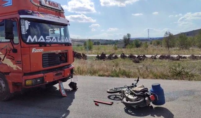 Tırla çarpışan motosiklet sürücüsü ağır yaralandı