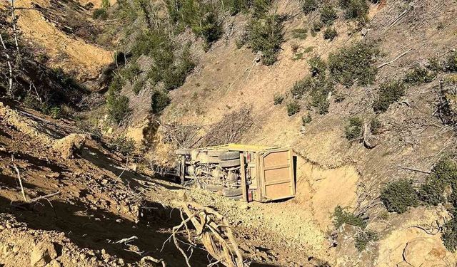 Toprak yüklü kamyon 25 metre yükseklikten uçuruma yuvarlandı