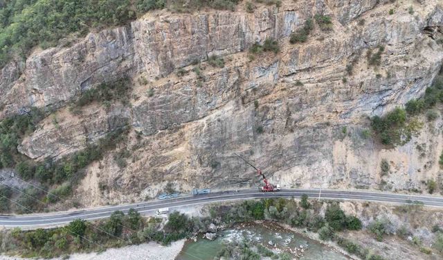 Tunceli’de kaya düşmelerinin ölüm ve yaralanmalara sebep olduğu yola çelik ağ