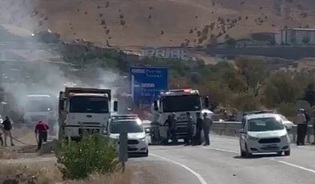 Tunceli’de seyir halindeki kamyon alev aldı